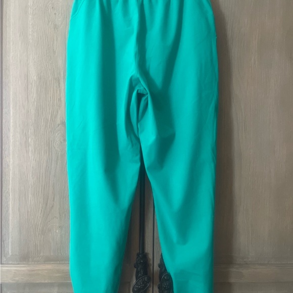 Lululemon - Picture 2 of 5